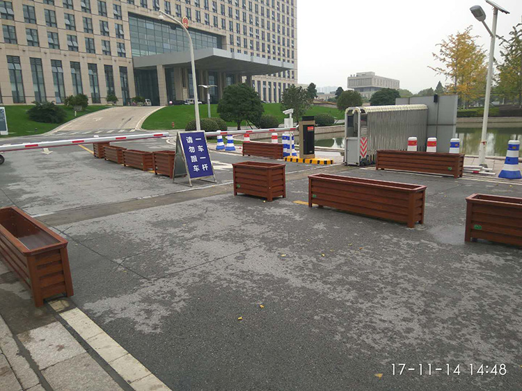 平湖市行政中心，市委市政府門口木紋鋁合金花箱