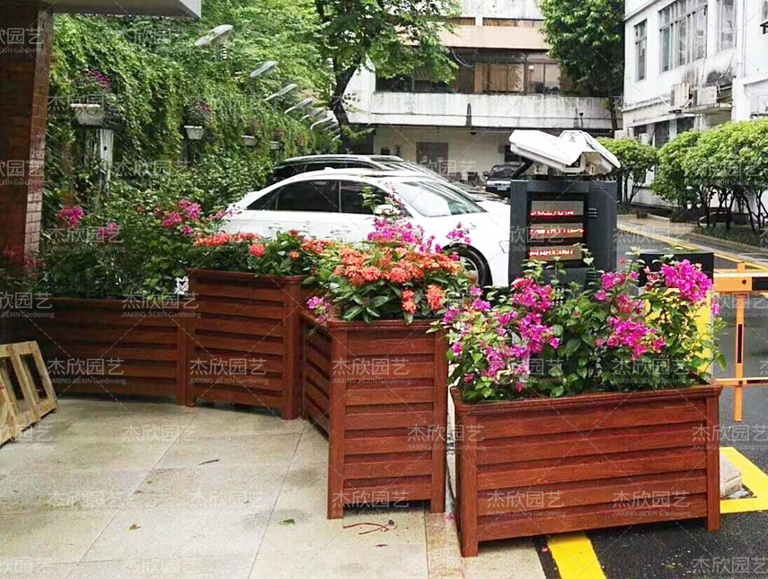 小區(qū)門(mén)口鋁合金花箱案例