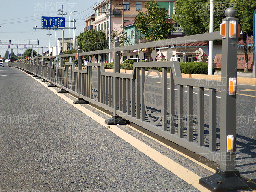 道路護(hù)欄生產(chǎn)廠家如何選擇？