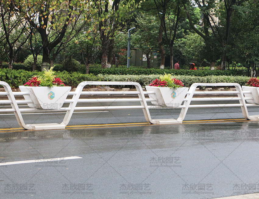 各種花箱道路護欄效果區(qū)別？